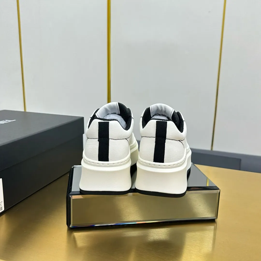 👟👟Ex-factory price 600👟👟 Upgraded version, upgraded version, upgraded version! No rebuttal accepted! ! ! ! Chanel Chanel panda shoes! 2025 counter's top casual sports shoes. This classic design; the upper is electro-embroidered with a variety of techniques; the outsole is fashionable and sporty; the unusual inclusion of a variety of color matching elements... The diversified mix and match is very good-looking and versatile, and can be used for leisure, fashion, sports, and outdoor... ꫛꫀꪝ Go➫ Materials: ❶Upper made of: original imported first-layer silk cowhide + original waterproof cloth + original first-layer cowhide ❷Inner lining: Original Yangli+Net ❸Outsole based on: Original TPU combination outsole Counter boutique packaging complete set for women 35–41 👉 👉